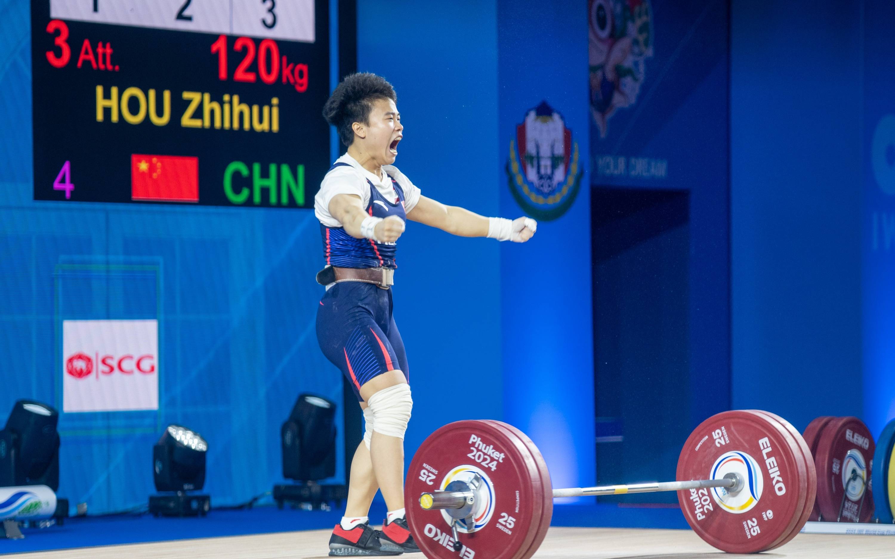 泰国运动员在举重比赛中实现突破